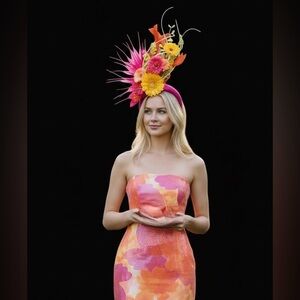 Fascinator with so many colors and details. One of a kind and a statement!